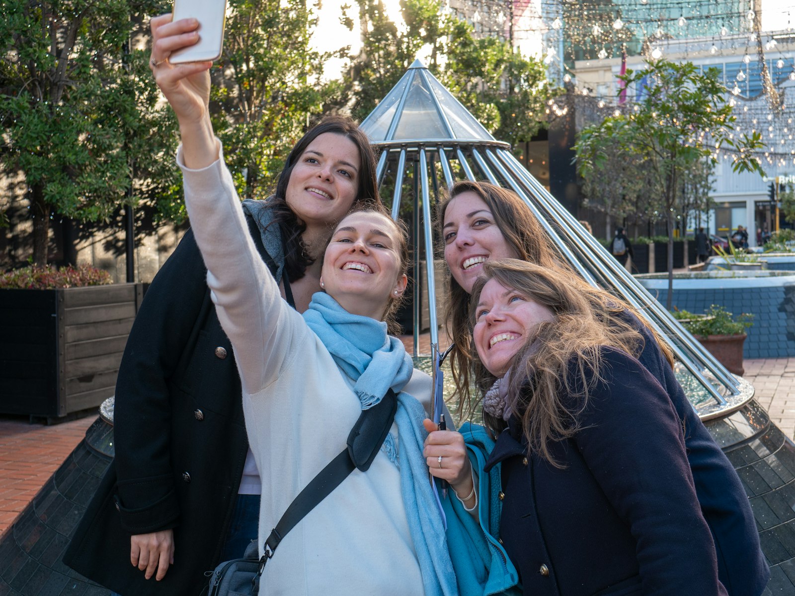Freunde machen lachend ein gemeinsames Selfie